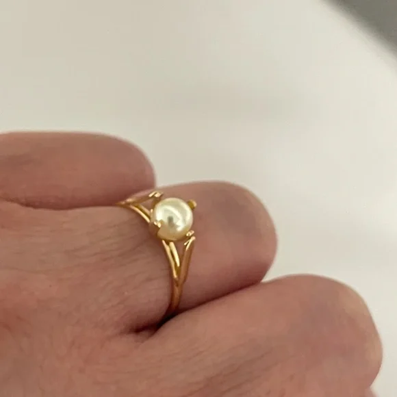 18k Gold Filled Pearl Dainty Ring - Picture 7 of 7